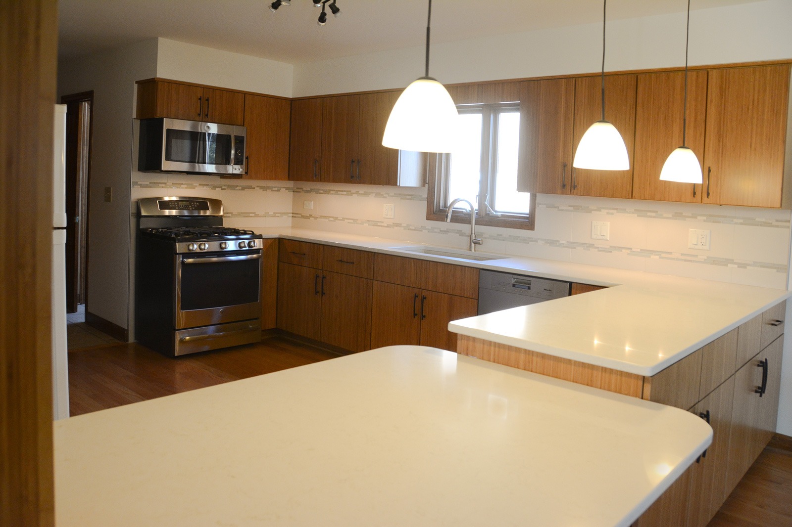 Kitchen remodeling in Naperville, IL. Caramelized bamboo grain complements a modern home.