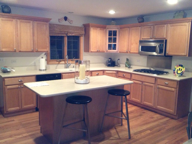 Kitchen remodeling in Naperville, IL. Simple builders grade cabinets before remodeling.