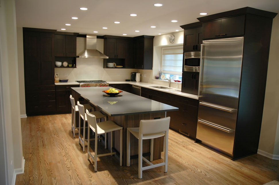 cozinha moderna remodelação armários de aço inoxidável escuro pisos de madeira ilha com 4 bancos de bar