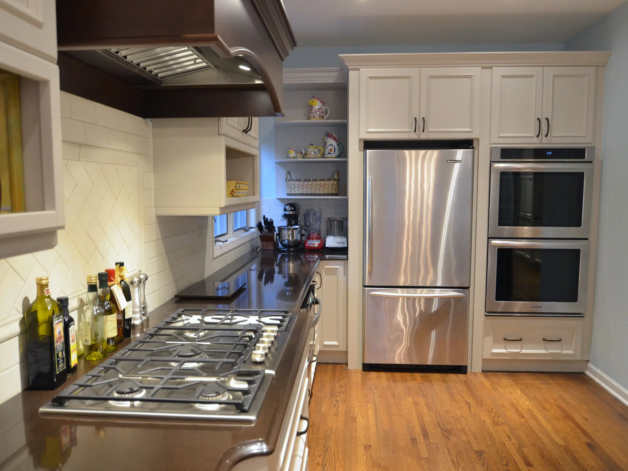 Kitchen remodeling in Naperville, IL. Kitchen stove and refrigerator after renovation.