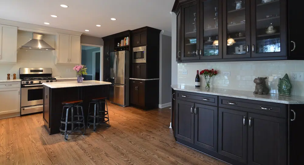 cozy-transitional-kitchen-with-side-counter