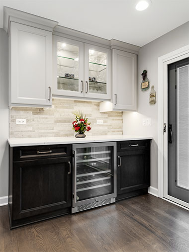 Kitchen wall with wine cooler, cabinets and drawers